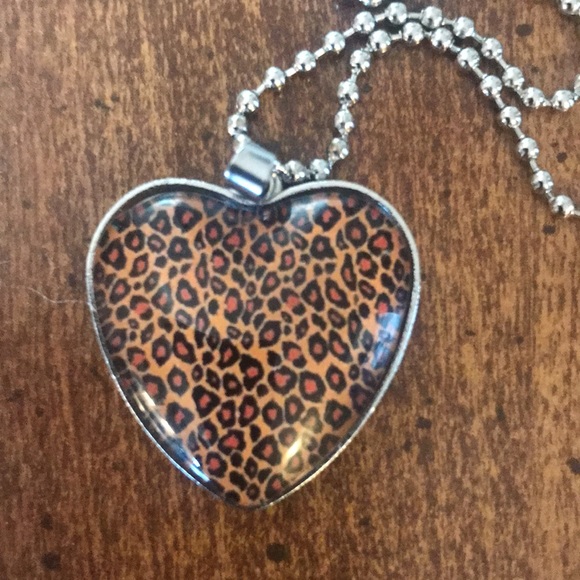 Leopard print Heart pendant necklace - Picture 3 of 3